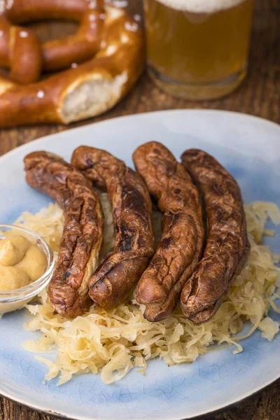 Salsichas Nuremberg Com Chucrute Uma Chapa — Fotografia de Stock