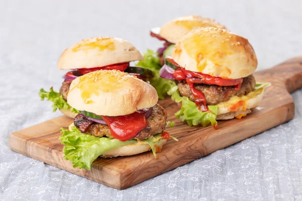 Tahtada dört küçük hamburger