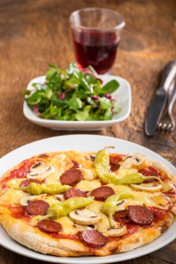 Pizza ile ahşap üzerine salam