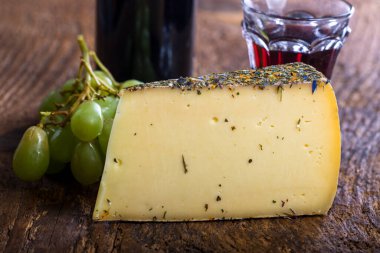 Ağaç üzümlü dağ peyniri