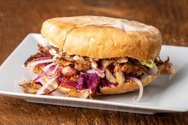 Pita ekmeğinde bir donör kebap 'ın yakın çekimi.