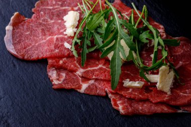 Taze roketli carpaccio.