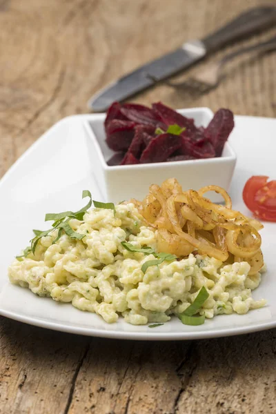 Zwabische Pasta Met Wilde Knoflook Een Bord — Stockfoto