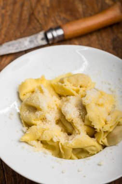 Tabağında peynir olan tortellini.