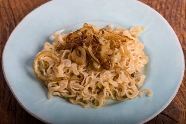 Kızarmış soğanlı sazanlı makarna.