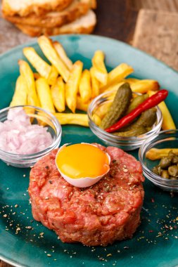 Biftek tartar ve açık yumurta.
