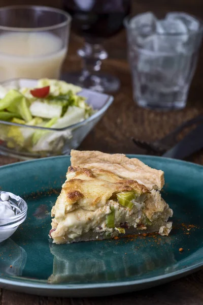 Fransız kiş lorraine ve tahtadan salata.