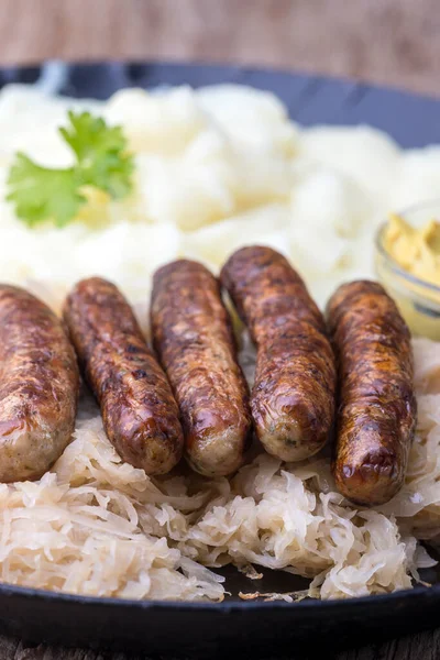 Salsichas Nuremberga Grelhadas Com Chucrute — Fotografia de Stock