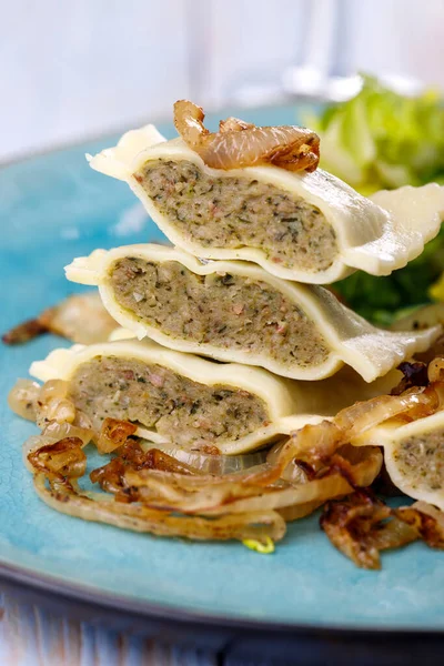 Helften Van Zwabische Maultaschen Pasta Met Salade — Stockfoto