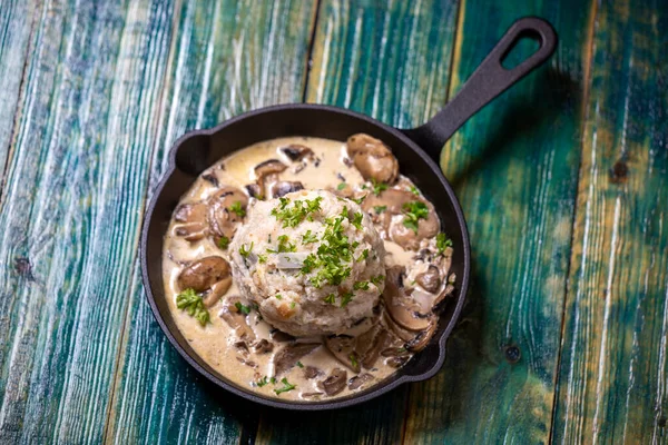 Bröd Dumpling Med Svamp Sås — Stockfoto