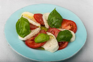 mavi bir tabakta salada caprese