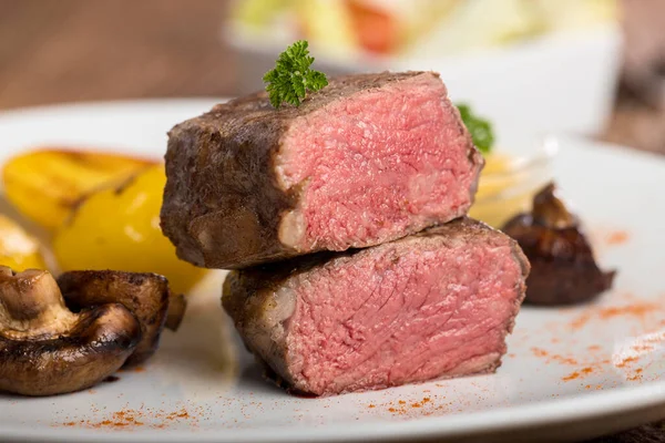 Grillezett Steak Szeletei Tálcán — Stock Fotó