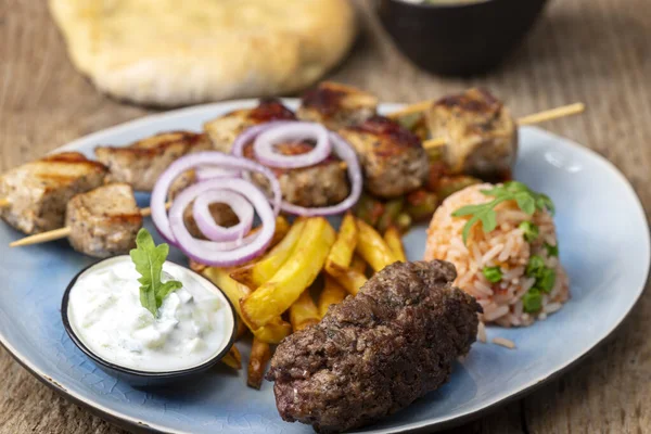 Yunan bifteki eti ve patates kızartması.