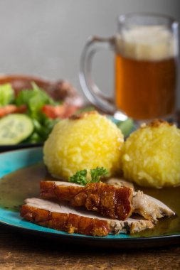 ahşap bavyera kavrulmuş domuz eti