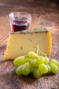 Ağaç üzümlü dağ peyniri