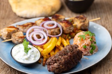 Yunan bifteki eti ve patates kızartması.