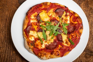 Tahtadaki pizzaya yaklaş.