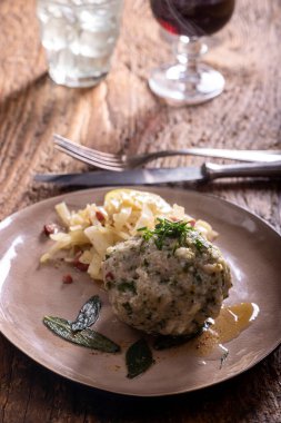 Lahana salatalı ıspanaklı hamur tatlısı.