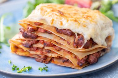 Bir porsiyon lazanyaya yakın çekim