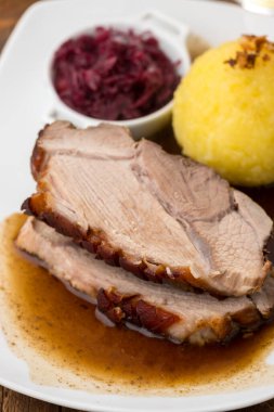 Bavyera usulü kızarmış domuz etli börek.