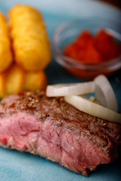 Rebanada Filete Plato Azul — Foto de Stock