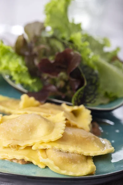 Ravioli Mit Sahnesoße Und Salat — Stockfoto