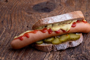 Tahtadaki ekmeğin içinde sosisli sandviç