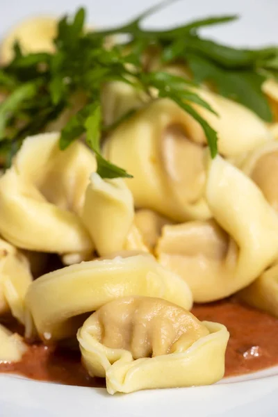 Overview Tortellini Pasta White Plate — 스톡 사진