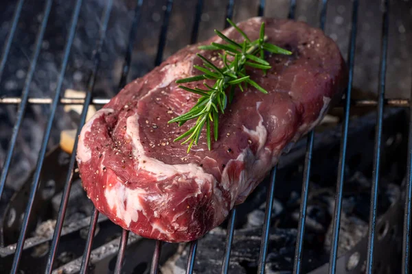 Rauwe Biefstuk Met Rozemarijn Bbq — Stockfoto