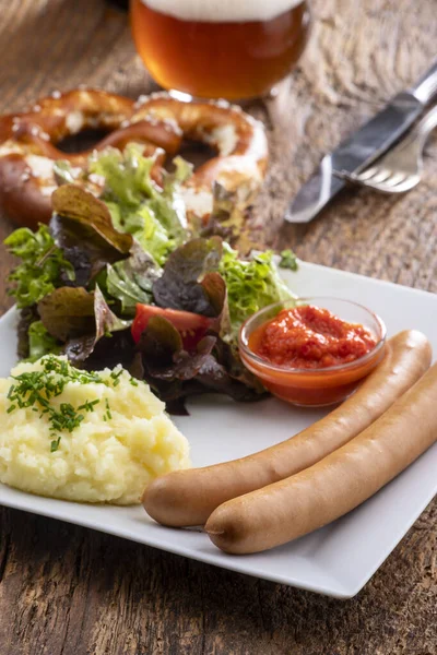 Frankfurter Mit Salat Und Kartoffelpüree — Stockfoto