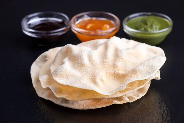 Çeşitli Hint soslu papadam.