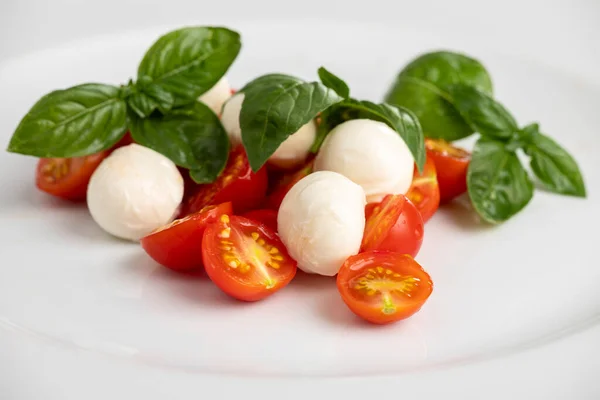 Ιταλική Εσαλάδα Caprese Λευκό Πιάτο — Φωτογραφία Αρχείου