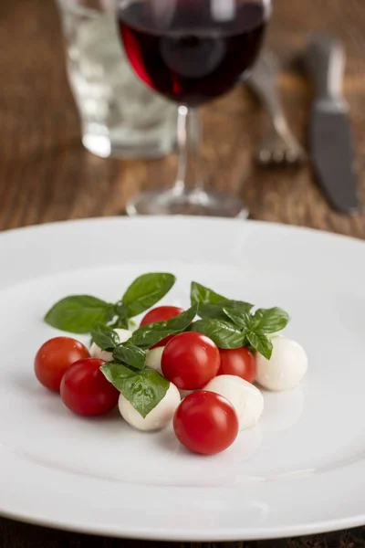 Italian Insalada Caprese White Plate — Zdjęcie stockowe