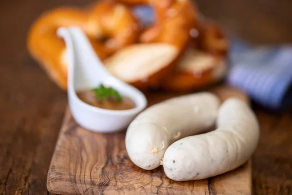 Bir çift Bavyera beyaz sosisi.