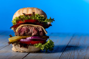Tek bir çizburgerin yakın çekimi 