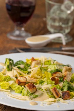 Sezar salatası ve bir bardak şarap.