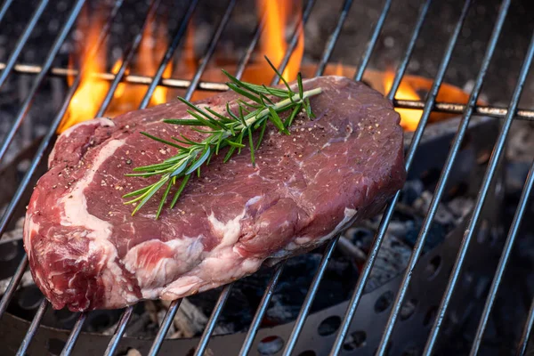 Syrový Steak Rozmarýnem Bbq — Stock fotografie