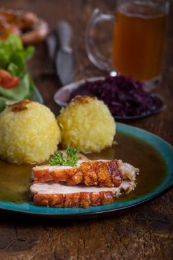 ahşap bavyera kavrulmuş domuz eti