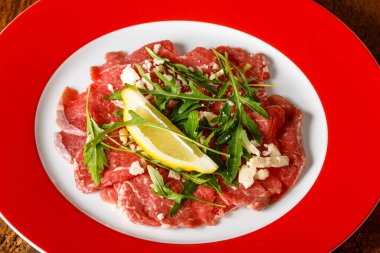 Tabağında roka olan taze carpaccio.