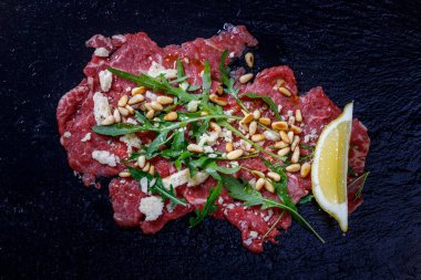 Taze roketli carpaccio.