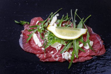 Taze roketli carpaccio.