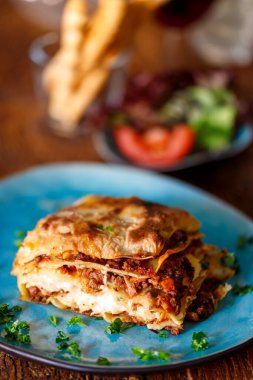 Mavi tabakta taze lazanya.