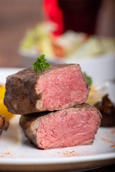 Scheiben Eines Gegrillten Steaks Auf Einem Teller — Stockfoto