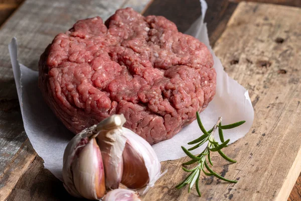 Carne Picada Crua Madeira Escura — Fotografia de Stock