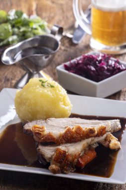 Bavyera usulü kızarmış domuz etli börek. 