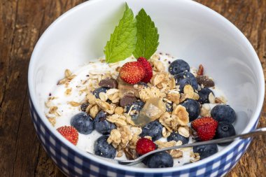 Tahtada mısır gevreği olan yoğurt 