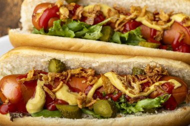 İki klasik sosisli sandviç. 