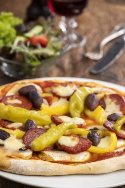 Tahtadaki pizzaya yaklaş. 