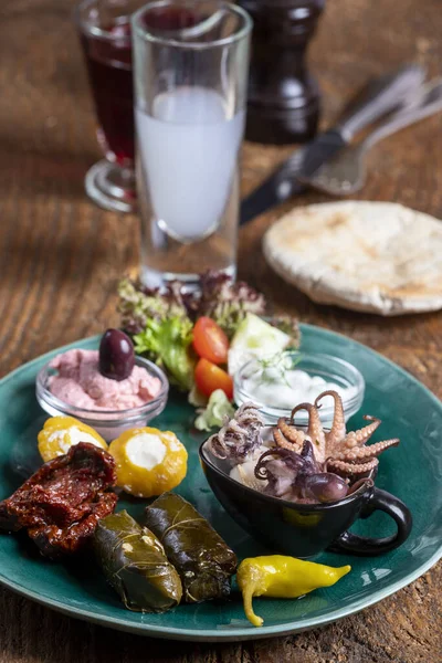 Griego Antipasti Con Ouzo Madera —  Fotos de Stock