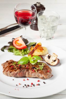 Beyaz bir tabak ızgara biftek
